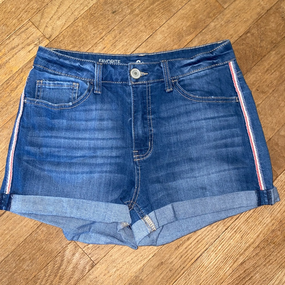 High Rise Jean Shorts w Cute Side Detail - SIZE 11